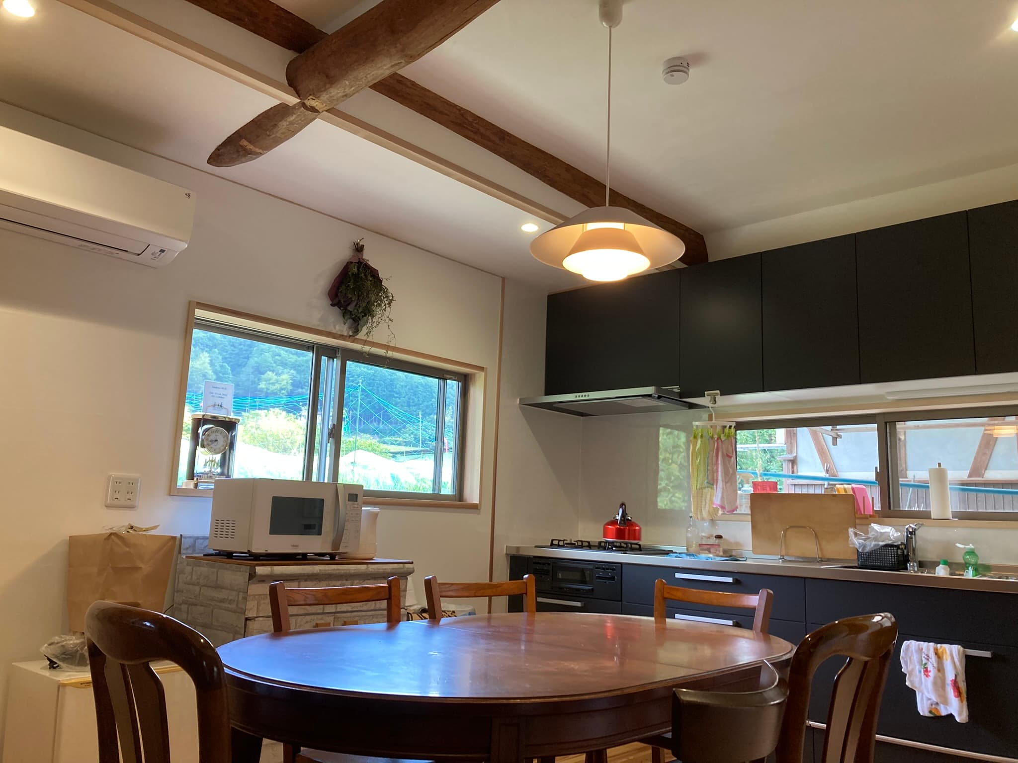 Sasabase kitchen and dining area