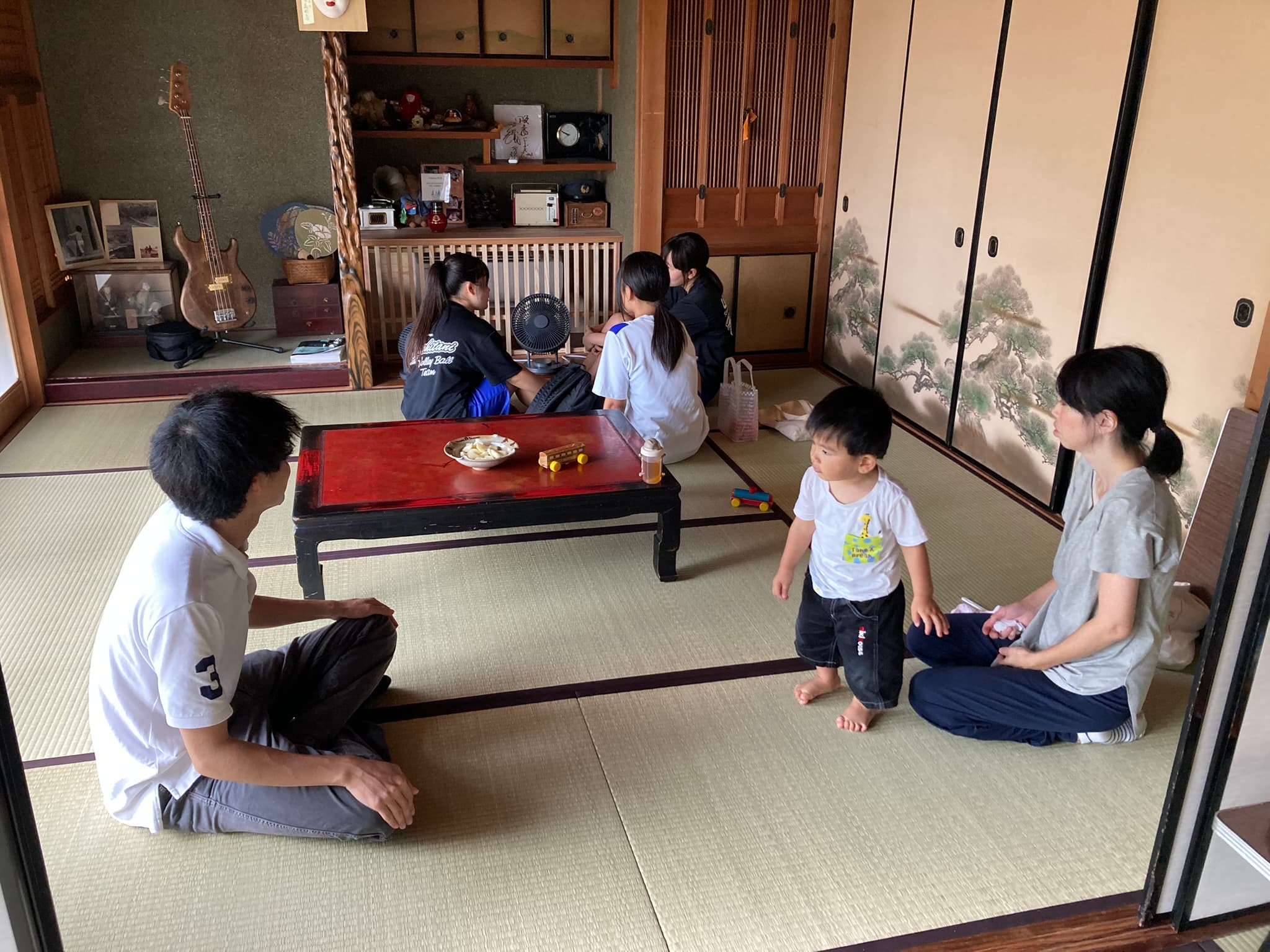 家族や子どもたちが集う様子