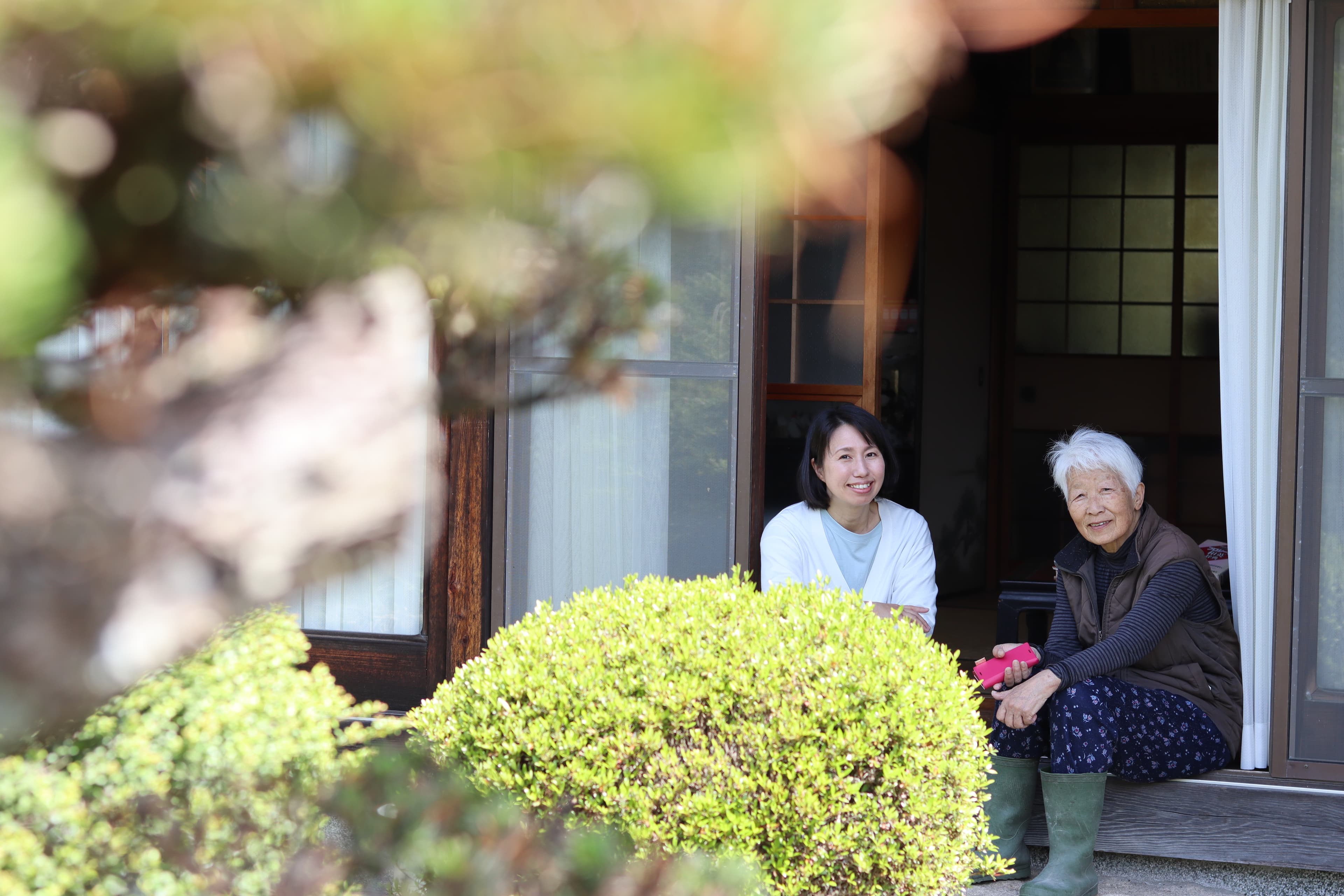 古民家の縁側でくつろぐ様子