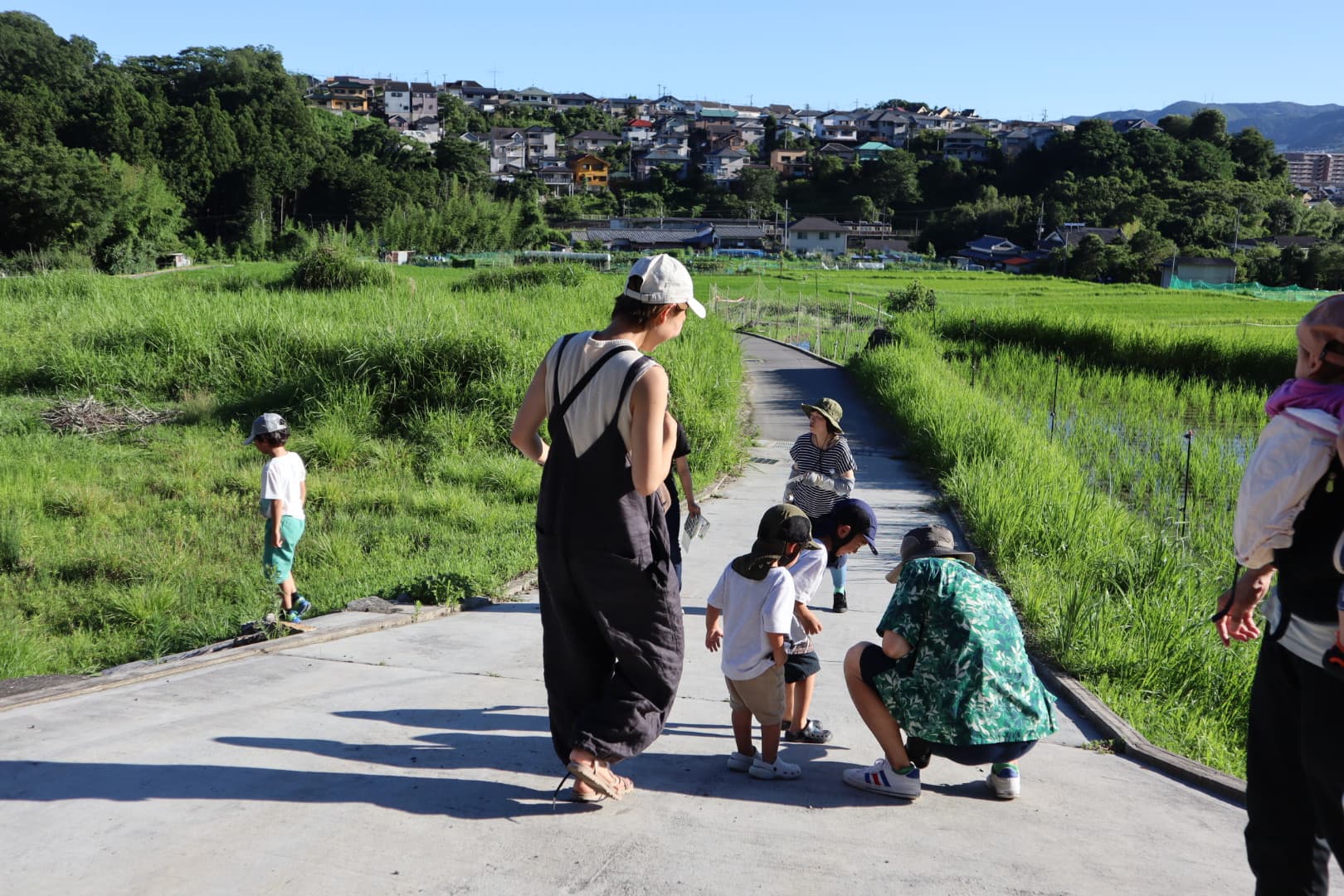 Children exploring the regional paths around Sasabase