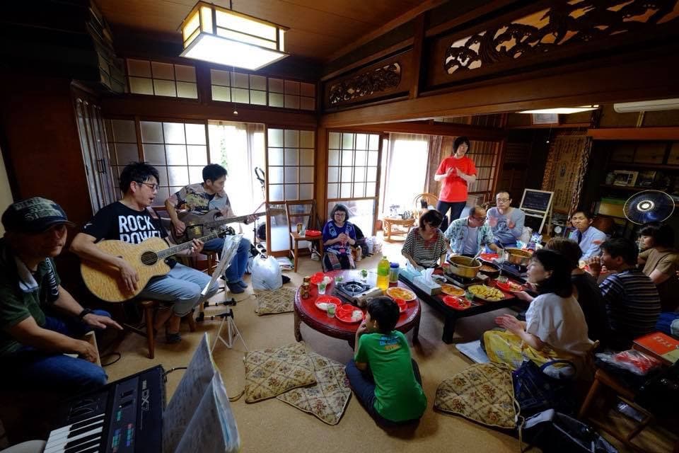 古民家でギターを弾きながら食事と会話を楽しむ音とご飯の会の様子